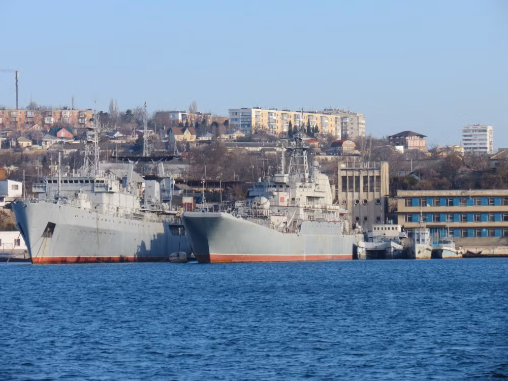 Tuy nhiên tới thời điểm hiện tại, dàn tàu chiến trị giá có thể lên tới hàng tỷ USD này vẫn đang nằm im lìm phơi mưa nắng ở cảng Sevastopol. Nguồn ảnh: A. Balabin.