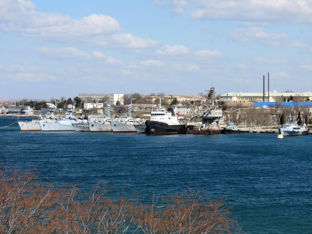 Từ những hình ảnh được ghi nhận lại, thậm chí có thể thấy các tàu này vẫn còn được trang bị nguyên vũ khí - kể cả các loại vũ khí nhỏ như súng máy. Nguồn ảnh: A. Balabin.