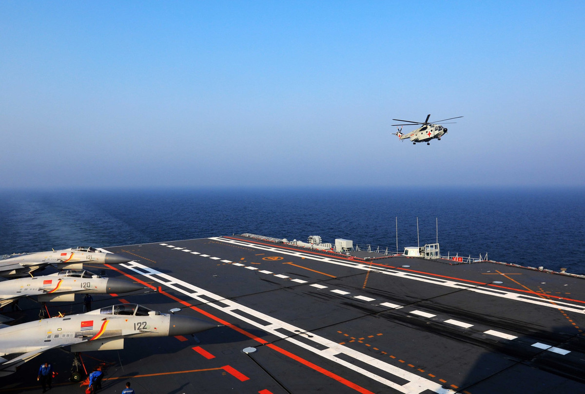 Khi thực hiện cất - hạ cánh luyện tập trân tàu sân bay Liêu Ninh, luôn có một trực thăng trên không sẵn sàng ứng cứu khi phi công hoặc nhân viên trên tàu rơi xuống biển. Nguồn ảnh: Weibo355.