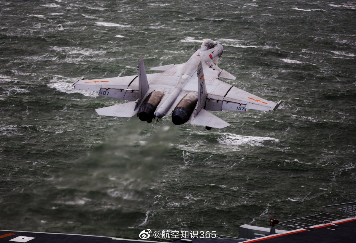 Điểm yếu của J-15 khi cất cánh từ tàu sân bay của Trung Quốc đó là nó không được phép mang đầy tải vũ khí hoặc nhiên liệu. Nguồn ảnh: Weibo355.