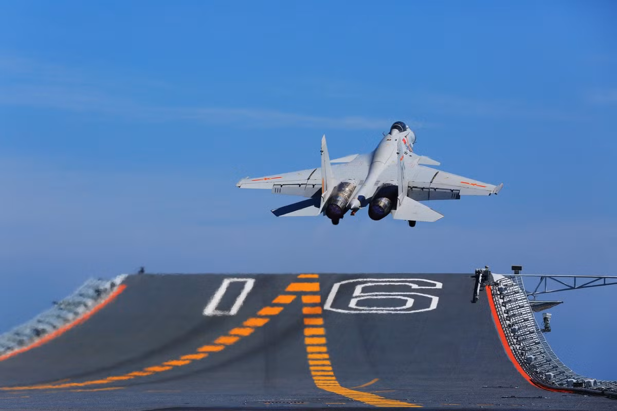 Chiến đấu cơ J-15 của Không quân Trung Quốc cất cánh từ tàu sân bay Liêu Ninh. Nguồn ảnh: Weibo355.