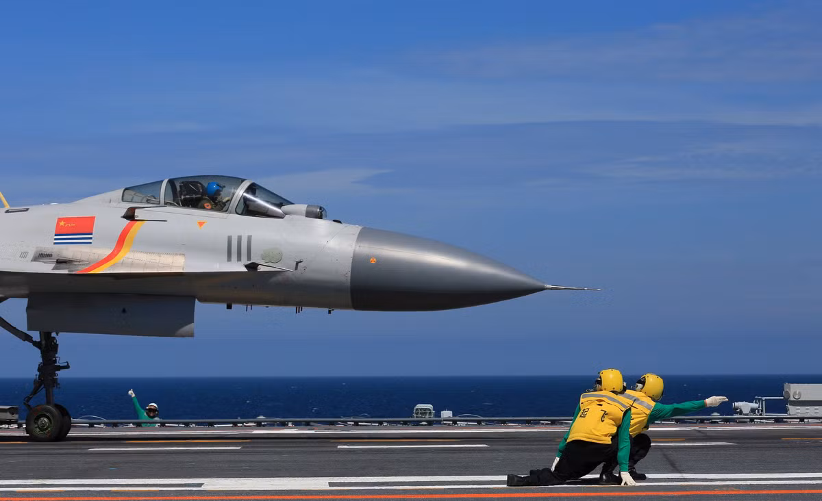 Ví dụ như với màu quân vàng làm nhiệm vụ phóng và thu hồi máy bay. Nguồn ảnh: Weibo355.