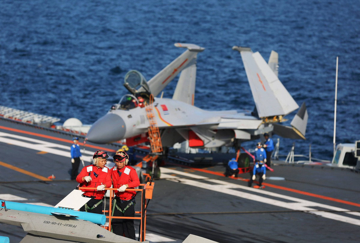 Các nhân viên mặc áo màu đỏ chịu trách nhiệm về vũ khí, trong khi những nhân viên mặc áo màu xanh sẽ chịu trách nhiệm di chuyển phi cơ trên boong theo lệnh của các nhân viên mặc áo vàng. Nguồn ảnh: Weibo355.