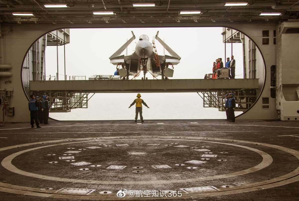 Hiện tại, loại chiến đấu cơ duy nhất của Trung Quốc có khả năng cất - hạ cánh từ tàu sân bay của nước này là tiêm kích J-15. Nguồn ảnh: Weibo355.