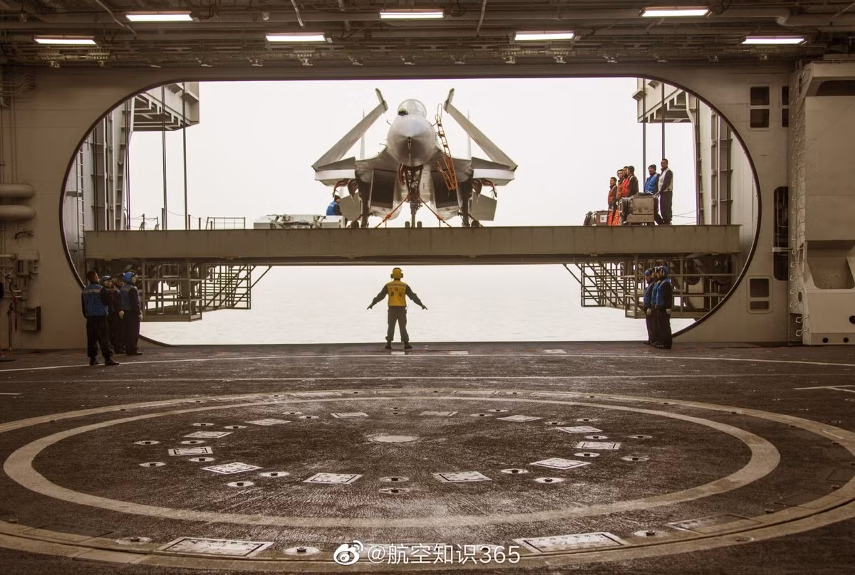 Hiện tại, loại chiến đấu cơ duy nhất của Trung Quốc có khả năng cất - hạ cánh từ tàu sân bay của nước này là tiêm kích J-15. Nguồn ảnh: Weibo355.