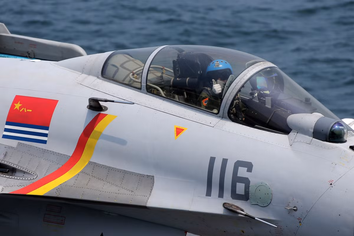 Phi công không quân hải quân có kỹ năng cất - hạ cánh trên tàu sân bay là "của hiếm" của mọi lực lượng không quân trên thế giới bao gồm cả Mỹ, Trung Quốc và Nga. Nguồn ảnh: Weibo355.