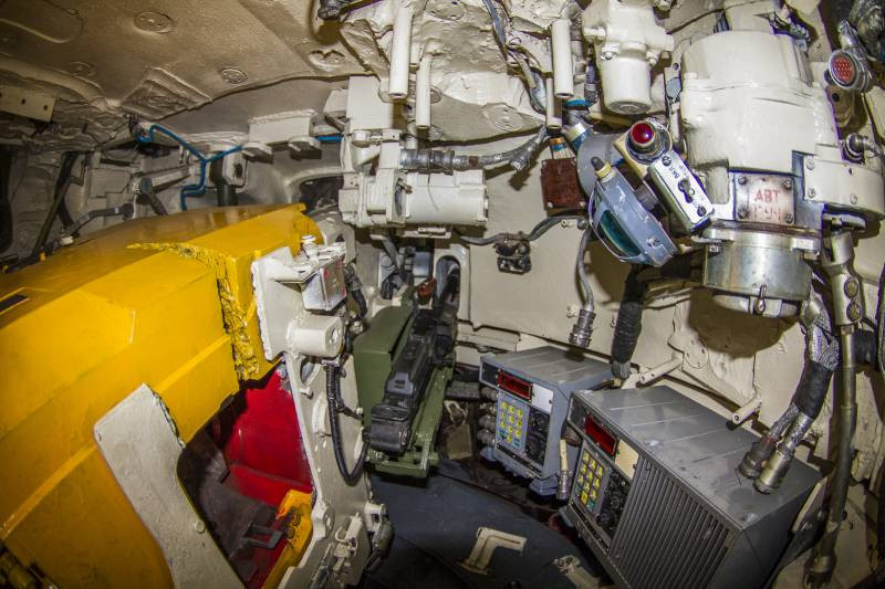 Góc nhìn rộng hơn về vị trí của trưởng xa trong xe tăng chủ lực T-90. Nguồn ảnh: Topwar.