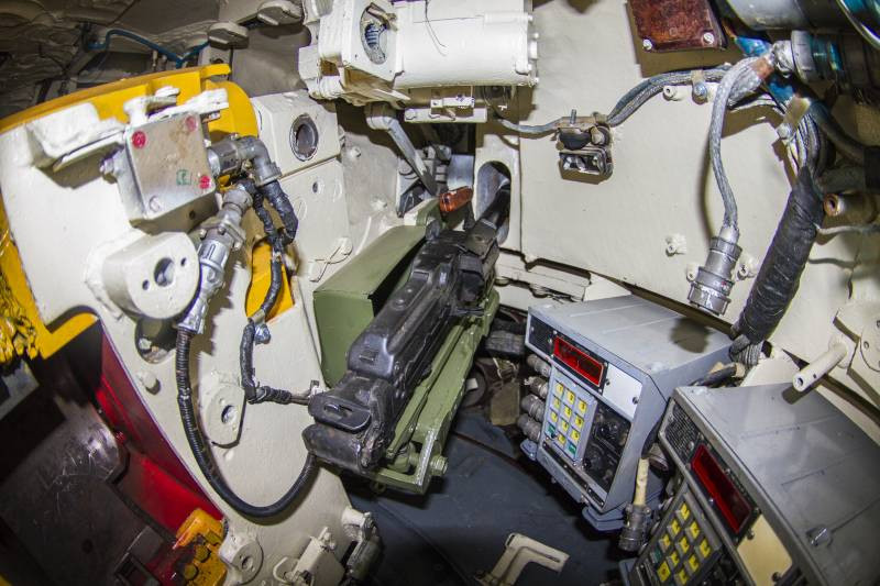 Từ vị trí này, trưởng xa cũng có thể tiếp cận với khẩu súng máy đồng trục gắn liền với tháp pháo. Tuy nhiên nhiệm vụ của trưởng xa chỉ là thay đạn cho khẩu súng máy này, việc điều khiển nó thuộc về pháo thủ. Nguồn ảnh: Topwar.