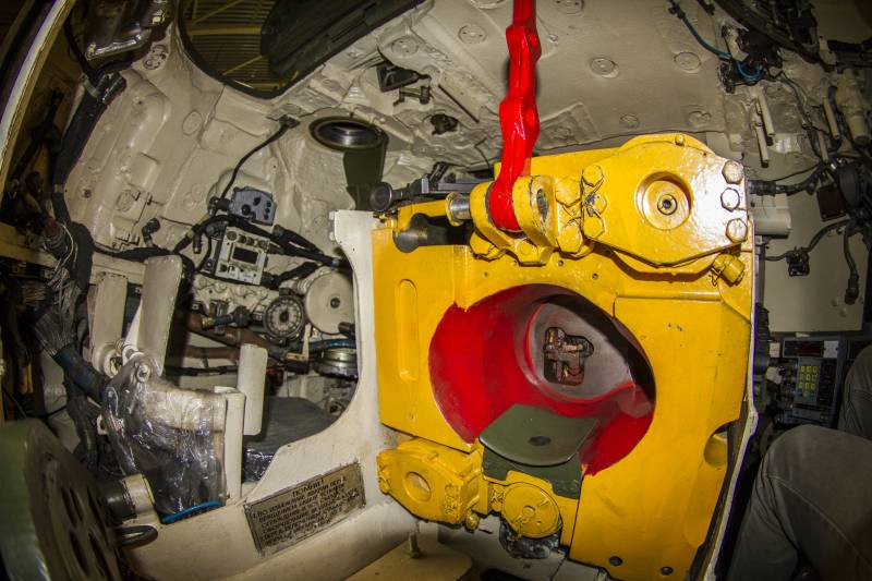 Cơ cấu nạp đạn tự động và khoá nòng của xe tăng chủ lực T-90 chia cắt vị trí của trưởng xa bên phải và pháo thủ bên trái tháp pháo. Nguồn ảnh: Topwar.