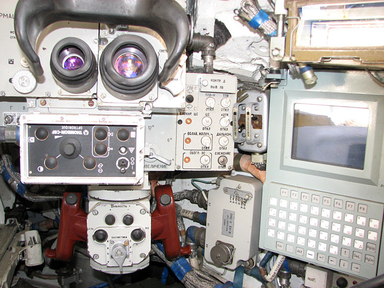 Cũng tại vị trí này trưởng xa còn có một hệ thống máy tính với hiển thị camera quan sát xung quanh xe tăng hoặc sử dụng để điều khiển tín hiệu liên lạc. Nguồn ảnh: Topwar.