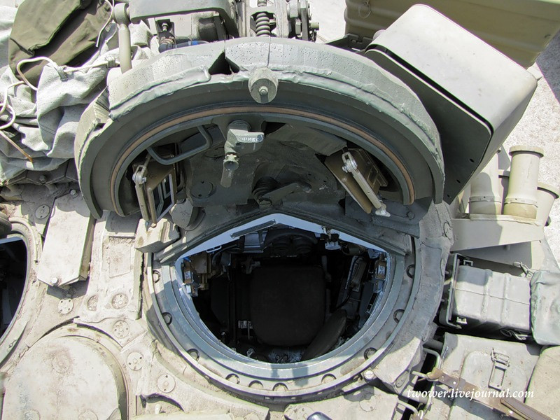 Vị trí của trưởng xa nằm ở trong tháp pháo phía bên phải, ngay phía bên trái trưởng xa chính là pháo thủ - hai người ngắn cách nhau bởi hệ thống nạp đạn tự động và nòng pháo. Nguồn ảnh: Topwar.