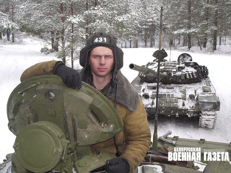 Khi xe tăng di chuyển hành quân, vị trí của trưởng xa luôn là quan trọng nhất vì với tầm nhìn tốt, trưởng xa có thể dễ dàng chỉ huy lái xe vượt địa hình. Nguồn ảnh: Topwar.