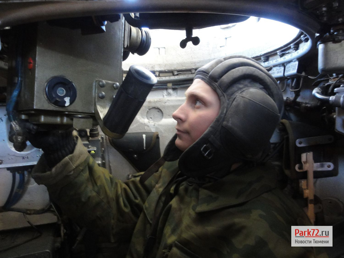 Giống với mọi loại xe tăng khác, nắp đậy vị trí trưởng xa trên xe tăng T-90S cũng được thiết kế đặc biệt cho phép ngay cả khi đóng nắp cũng có thể quan sát được ra bên ngoài. Nguồn ảnh: Topwar.