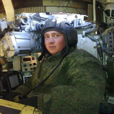 Bên trong vị trí ngồi của trưởng xa là một loạt các loại thiết bị, điện đài liên lạc nội bộ, điện đài tầm xa hoặc camera hồng ngoại. Nguồn ảnh: Topwar.