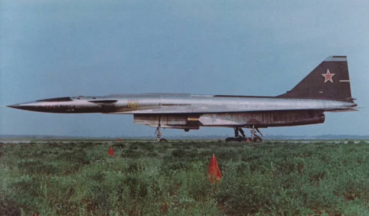 Được phát triển vào đầu thập niên 60 của thế kỷ trước, Sukhoi T-4 được coi là loại máy bay tiên tiến vượt thời đại. Nó hiện đại đến mức ngay cả ở thế kỷ 21, việc sản xuất hàng loạt loại máy bay này vẫn được cho là sẽ gặp không ít trở ngại khó khăn. Nguồn ảnh: Pinterest.
