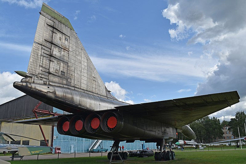 Cụ thể, để tối ưu hoá kiểu dáng khí động lực học khi bay, máy bay sẽ có khả năng nâng thẳng phần mũi, tạo thành một khối thuôn dài, thống nhất với toàn bộ phần thân. Nguồn ảnh: Pinterest.