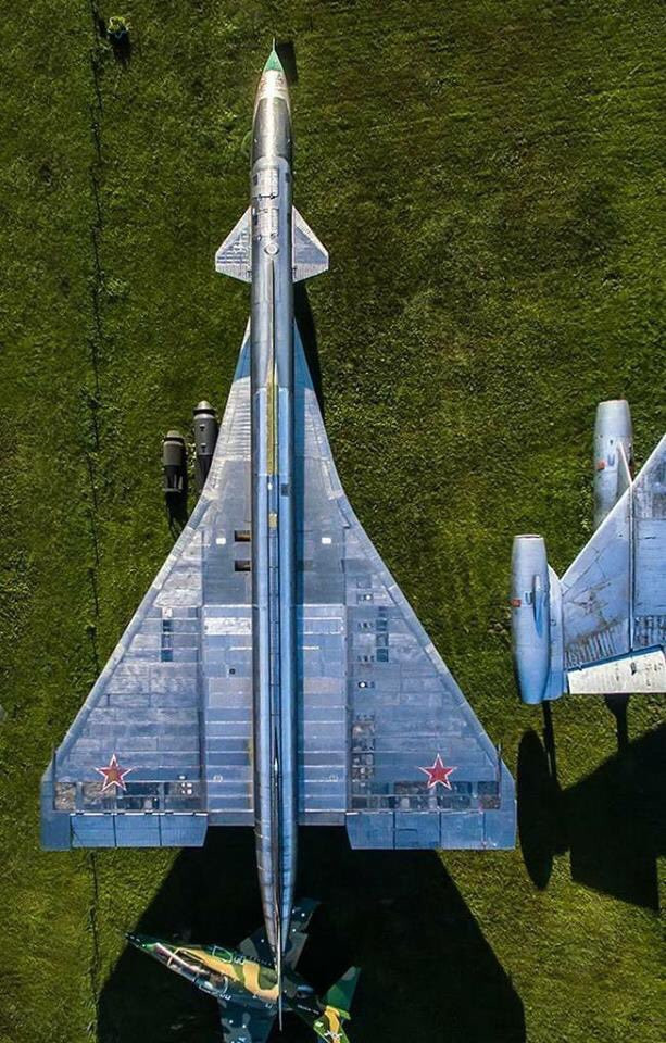 Được thiết kế để vừa sử dụng vào nhiệm vụ trinh sát, vừa phục vụ cho việc tiêu diệt các mục tiêu mặt nước cỡ lớn như tuần dương hạm, thiết giáp hạm hay thập chí là hàng không mẫu hạm, Sukhoi T-4 được thiết kế để có bán kính hoạt động tối thiểu 7000 km. Nguồn ảnh: Pinterest.