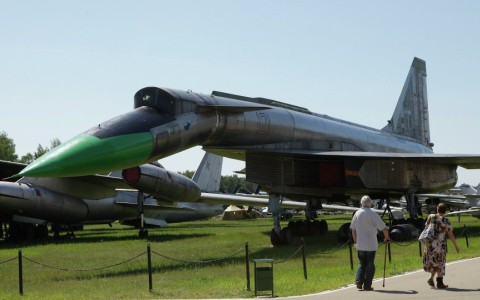 Đỉnh cao trong thiết kế của Sukhoi T-4 đó là nó chỉ cần kíp lái duy nhất hai người vận hành, mọi thiết bị còn lại đều được tự động hoá. Một máy bay ném bom chống hạm ở thế kỷ 21 hiện tại chủ yếu vẫn cần kíp chiến đấu nhiều hơn hai người. Nguồn ảnh: Pinterest.