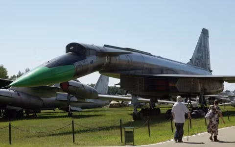 Đỉnh cao trong thiết kế của Sukhoi T-4 đó là nó chỉ cần kíp lái duy nhất hai người vận hành, mọi thiết bị còn lại đều được tự động hoá. Một máy bay ném bom chống hạm ở thế kỷ 21 hiện tại chủ yếu vẫn cần kíp chiến đấu nhiều hơn hai người. Nguồn ảnh: Pinterest.
