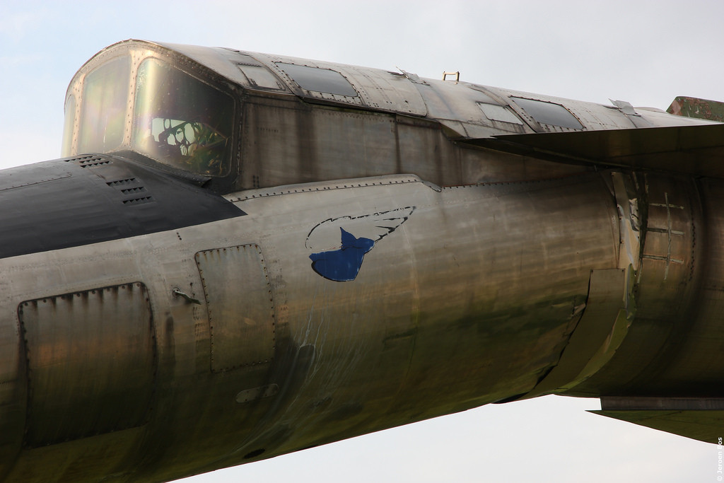 Đặc điểm độc đáo có một không hai trên loại máy bay này mà tới tận ngày nay vẫn không có một loại máy bay nào dám học tập theo đó là phần đầu của nó có khả năng "gật gù", thay đổi góc. Nguồn ảnh: Pinterest.