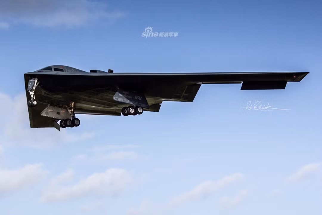 Đây không phải là lần đầu tiên Mỹ mang các oanh tạc cơ B-2 Spirit tới Anh nhưng là một trong những lần hiếm hoi loại máy bay ném bom hạng nặng này được trưng bày gần như công khai cho dân chúng. Nguồn ảnh: Sina.