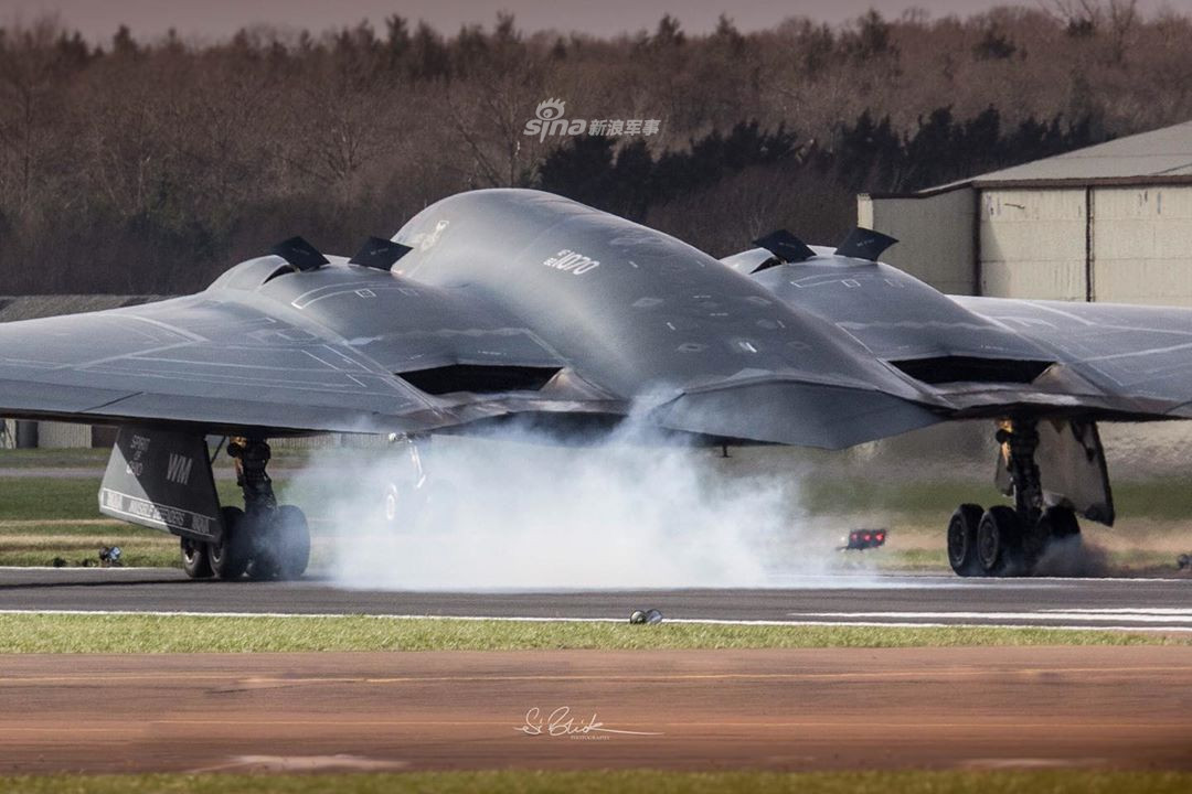 Người dân địa phương cho biết, thông thường sẽ có khoảng ba chiếc B-2 Spirit đồn trú tại căn cứ không quân hoàng gia Fairford, cứ mỗi hai tới ba tháng, các máy bay này sẽ lại được về nước, thay thế bằng một lô B-2 Spirit khác. Nguồn ảnh: Sina.