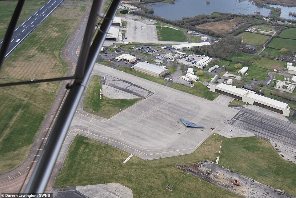 Còn với B-2 Spirit, chi phí vận hành của loại máy bay hiện đại này là quá cao, lại kèm theo nhiều nguy cơ khi vận hành do máy bay dễ bị hư hỏng nếu không được bảo dưỡng đúng quy trình. Nguồn ảnh: Dailymail.