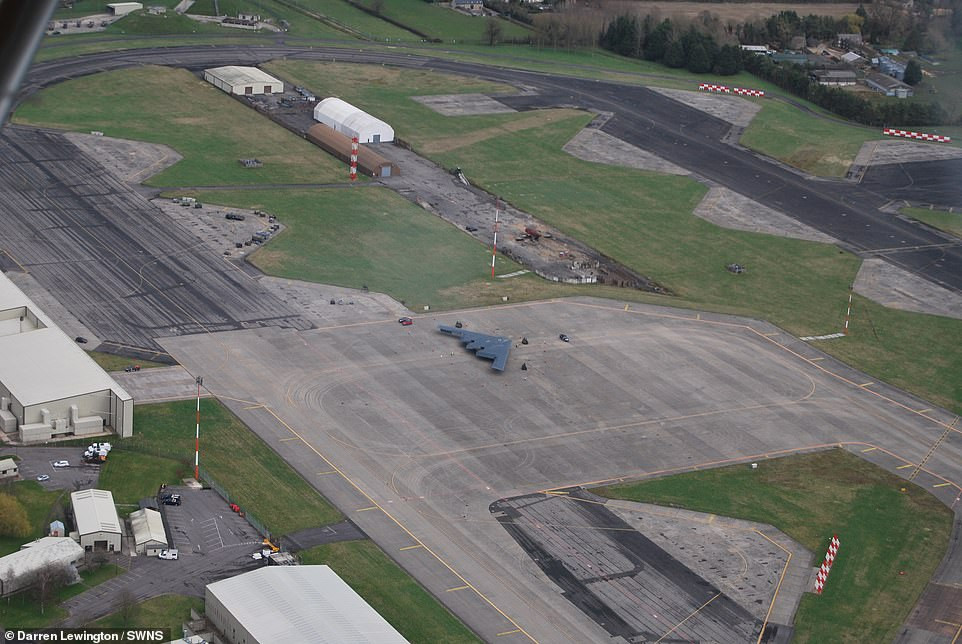 Kể từ khi ra đời vào năm 1989 tới nay, những phi vụ thực chiến mà B-2 Spirit từng thực hiện chỉ đếm trên đầu ngón tay. Thực tế Không quân Mỹ vẫn thích sử dụng B-52 hơn do có chi phí vận hành rẻ hơn và ngoại trừ Việt Nam ra, B-52 cũng chưa từng rơi ở bất cứ đâu. Nguồn ảnh: Dailymail.