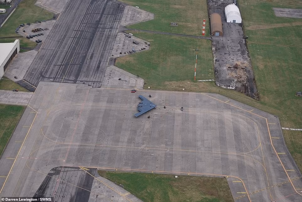 Bản thân B-2 Spirit cũng được Mỹ coi là một loại máy bay chiến lược, mang tính răn đe với những hành động hăm doạ nhiều hơn là thực chiến. Nguồn ảnh: Dailymail.