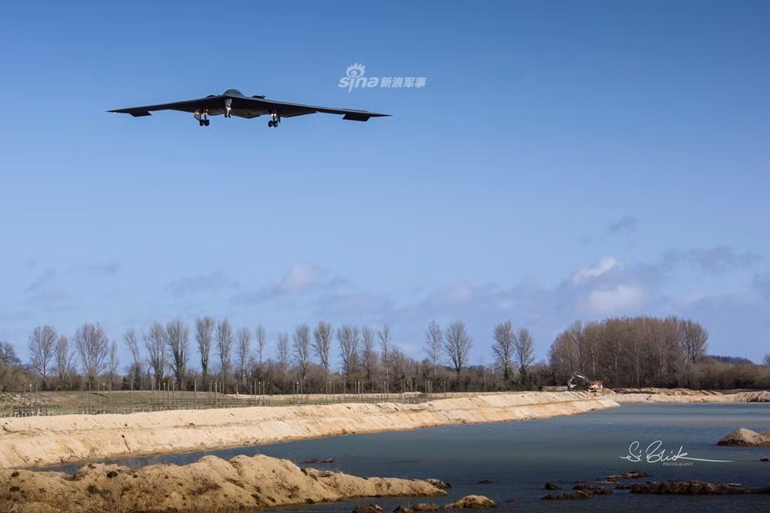 Cuối tuần vừa rồi, oanh tạc cơ B-2 Spirit của Không quân Mỹ đã có màn trình diễn cực kỳ mãn nhãn tại căn cứ Không quân Fairford, Anh. Nguồn ảnh: Sina.