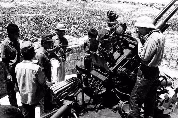 Bữa cơm trưa độn khoai ngay trên mâm pháo của người lính đảo. Nguồn ảnh: Báo Phú Khánh