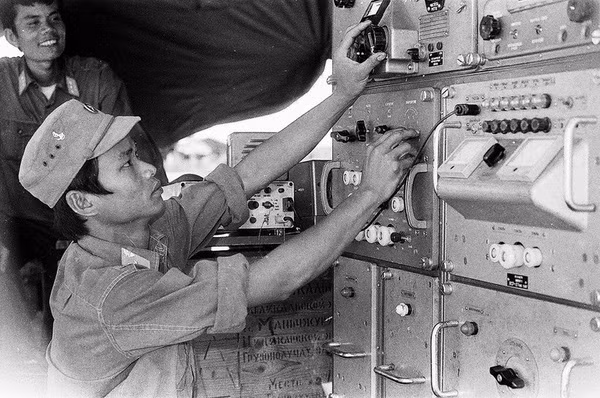 Một trạm thông tin liên lạc - thiết bị quan trọng bậc nhất giúp người lính giữ liên lạc với đất liền. Nguồn ảnh: Báo Phú Khánh