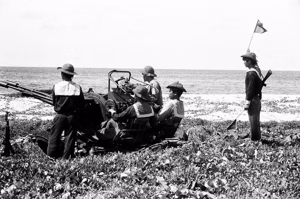 Một khẩu đội pháo phòng không diễn tập dưới cái nắng của đảo Trường Sa. Nguồn ảnh: Báo Phú Khánh