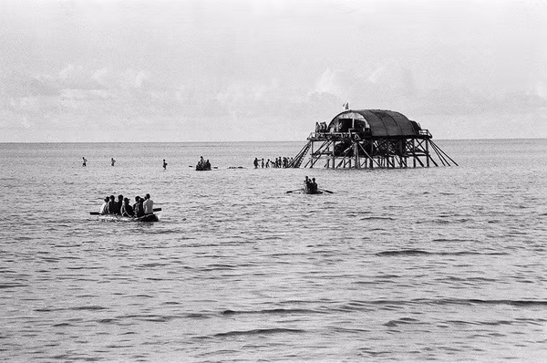 Nhà "cao đẳng" trên đảo Đá Lát - công trình xây dựng để giữ đảo chìm khi mà công nghệ xây dựng nhà dàn còn chưa ra đời. Nguồn ảnh: Báo Phú Khánh