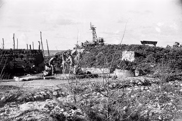 Thấp thoáng bóng dáng của một tàu hải quân Việt Nam neo đậu gần bờ biển. Nguồn ảnh: Báo Phú Khánh