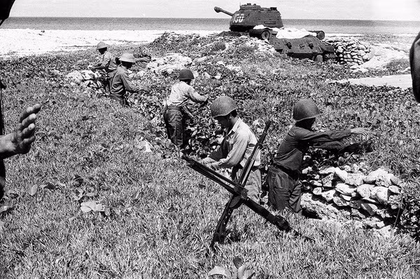 Những công trình phòng thủ trên đảo Trường Sa, có thể thấy trong ảnh còn có cả xe tăng T-35-85 chôn ngầm làm nhiệm vụ cố thủ. Nguồn ảnh: Báo Phú Khánh