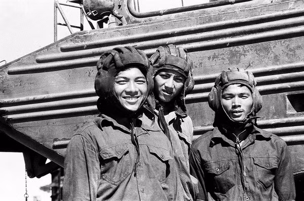 Lính xe thiết giáp lội nước K-63-85 đóng quân trên đảo Trường Sa. Nguồn ảnh: Báo Phú Khánh