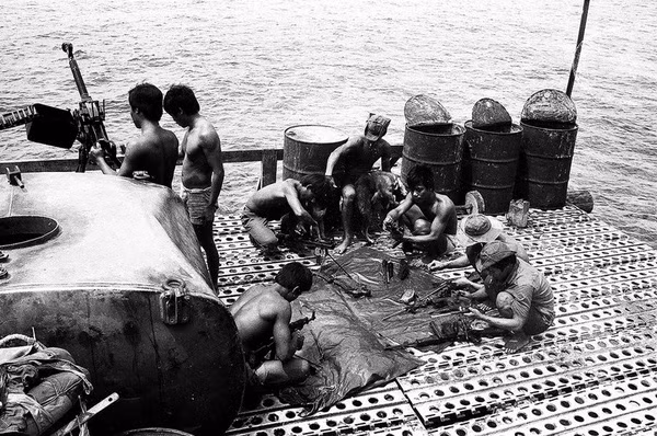 Người lính sống trên đảo phải chịu rất nhiều nguy hiểm, làm việc, sinh sống trong điều kiện vô cùng khắc nghiệt. Nguồn ảnh: Báo Phú Khánh