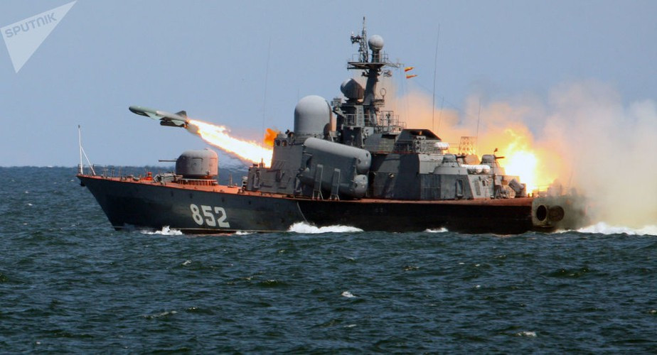 Ngày 8/12/1971, tàu Vinash lớp Osa đã khai hỏa bốn tên lửa gồm 1 P-15T và 3 P-15U, đánh trúng bồn chứa dầu tại nhà máy lọc dầu Keamari.