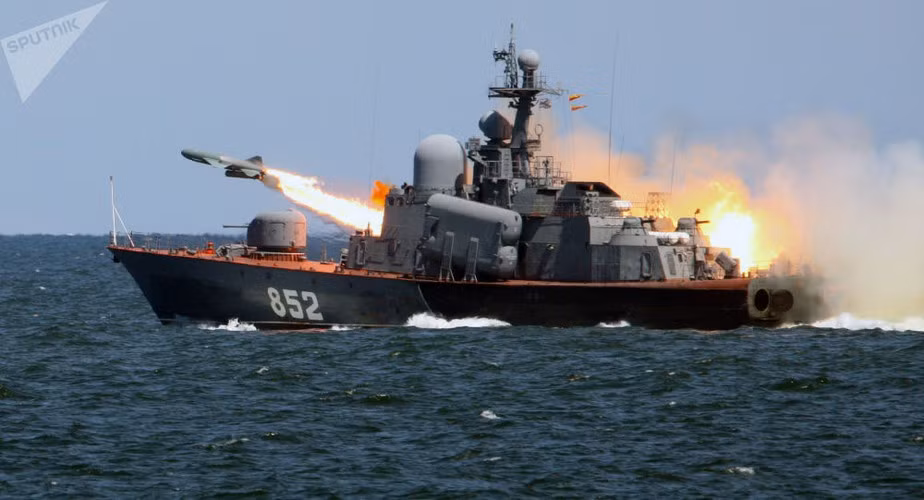 Ngày 8/12/1971, tàu Vinash lớp Osa đã khai hỏa bốn tên lửa gồm 1 P-15T và 3 P-15U, đánh trúng bồn chứa dầu tại nhà máy lọc dầu Keamari.