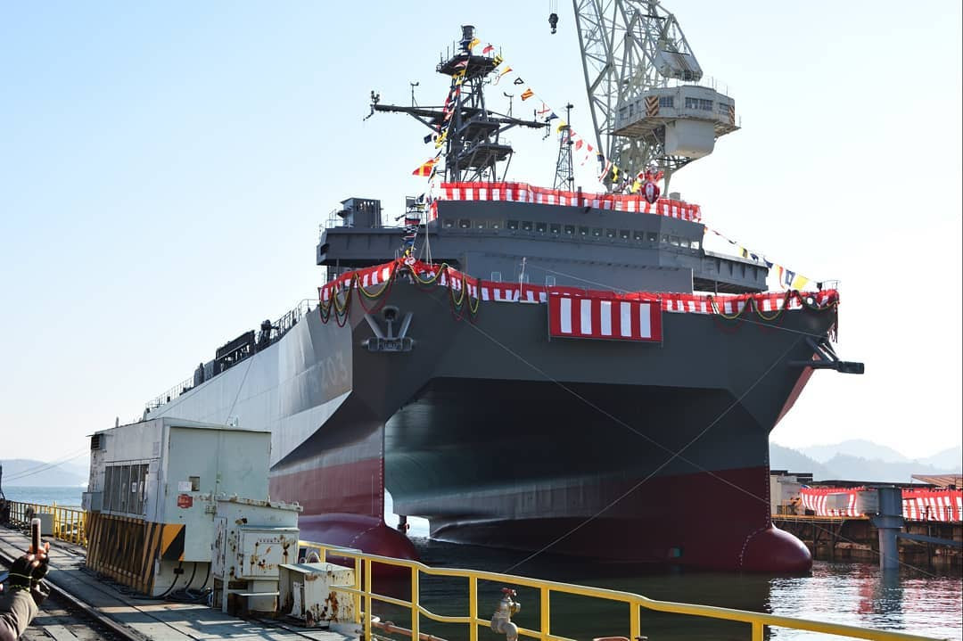 Hệ thống này bao gồm phức hợp Sonar tần số thấp dài hơn 1,5 km được kéo phía sau tàu và các cảm biến để xác định nguồn âm thanh lắp đặt ở phần chìm dưới nước của thân tàu. Nguồn ảnh: Commons.