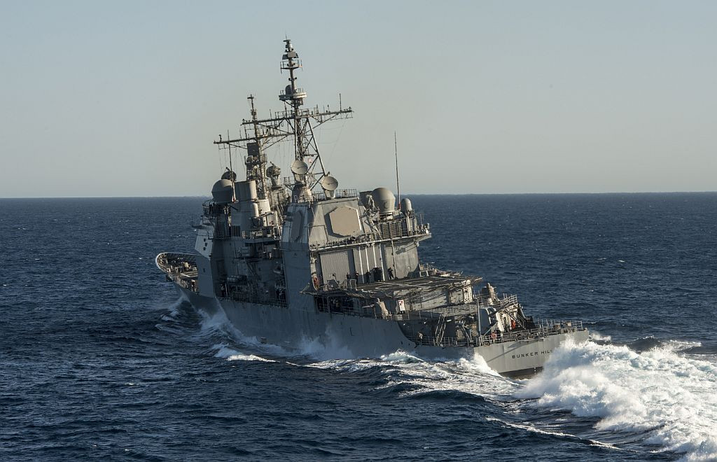 Đó là chiếc tuần dương hạm mang số thân CG-52 với tên USS Bunker Hill. Nguồn ảnh: QQ.