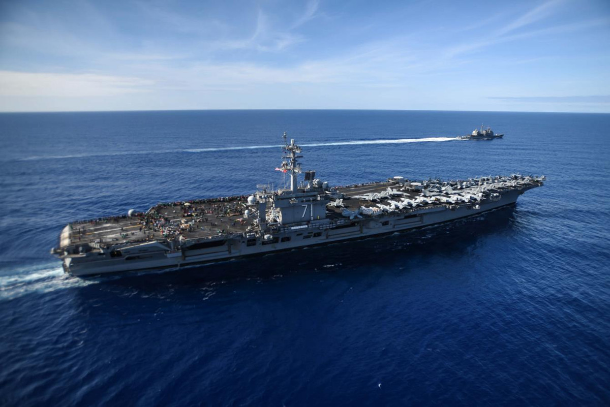 Tổng cộng đội tàu hộ tống cho tàu sân bay USS Theodore Roosevelt có quân số lên tới 6000 thuỷ thủ và sĩ quan chỉ huy. Ngoài ra, chỉ tính riêng tàu sân bay USS Theodore Roosevelt cũng có tới gần 5000 thuỷ thủ, sĩ quan chỉ huy và phi công. Nguồn ảnh: QQ.