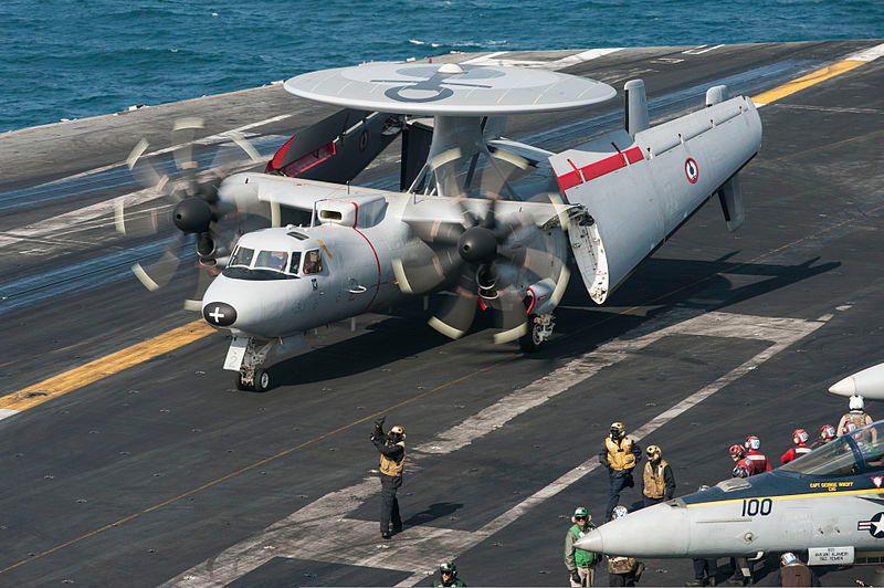 Đúng như cái tên gọi của mình, phi đoàn E-2C sẽ có nhiệm vụ bay cảnh giới từ xa cho tàu sân bay USS Theodore Roosevelt và cả nhóm tàu sân bay trước các mục tiêu mặt nước, dưới mặt nước hay từ trên không. Nguồn ảnh: USnavy.