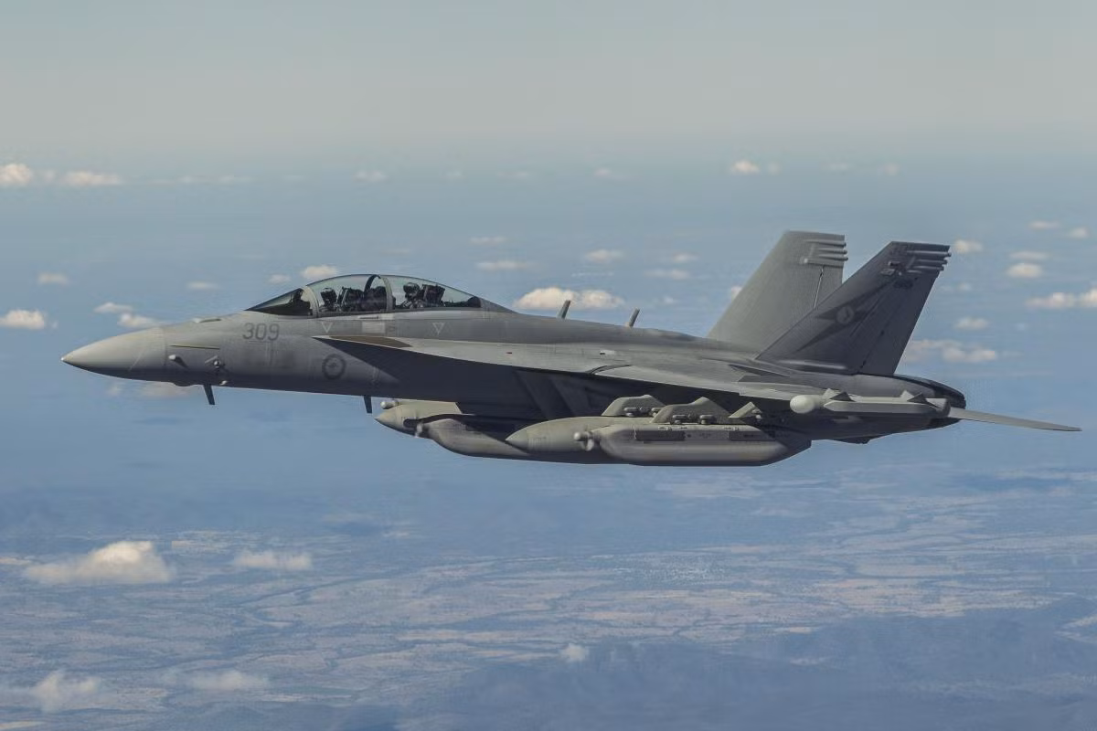 Trên lý thuyết, các máy bay tác chiến điện tử sẽ làm nhiệm vụ áp chế hệ thống phòng không, radar của đối phương hoặc thu nhận tin tình báo nghe lén của đối phương sau đó chuyển tiếp về trung tâm để phân tích. Nguồn ảnh: USnavy.