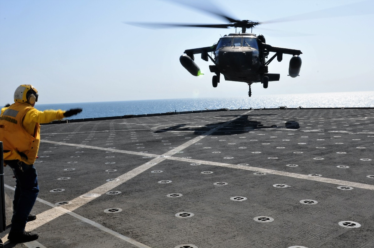 Tổng cộng trên tàu sân bay USS Theodore Roosevelt được trang bị hai phi đoàn trực thăng loại này. MH-60 S/R cũng là loại trực thăng được sử dụng vào nhiệm vụ vận chuyển VIP lên - xuống tàu sân bay. Nguồn ảnh: USnavy.