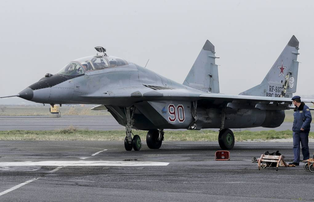 Ngoài 10 giá treo vũ khí, MiG-35 còn được trang bị một khẩu pháo 30mm với cơ số đạn 150 viên và khả năng khai hoả tự động - nghĩa là tự động khai hoả khi mục tiêu vào tầm ngắm mà không cần phi công phải siết cò bằng tay. Nguồn ảnh: Pinterest.