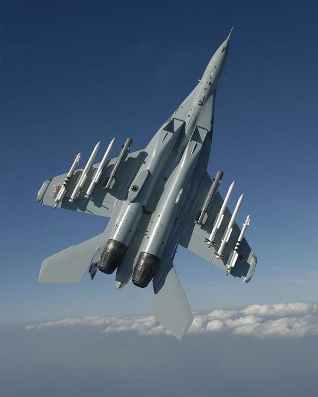 Máy bay có 10 giá treo vũ khí và được thiết kế để tương thích với gần như mọi loại vũ khí hiện đại nhất của Nga trong thời điểm hiện tại bao gồm các loại tên lửa R-27, Â-8, R-77, AA-12 hay R-73. Nguồn ảnh: Pinterest.