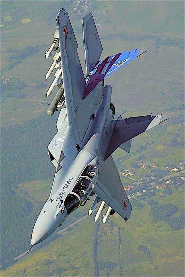 Trong số 8 chiếc tiêm kích đa năng MiG-35 hiện nay, cũng chỉ có 2 chiếc là phiên bản sản xuất hàng loạt, số còn lại là mẫu thử được ra đời trước đó khi thiết kế của MiG-35 còn đang hoàn thiện. Dự kiến mỗi phi cơ MiG-35 sẽ có giá vào khoảng 50 triệu USD. Nguồn ảnh: Pinterest.