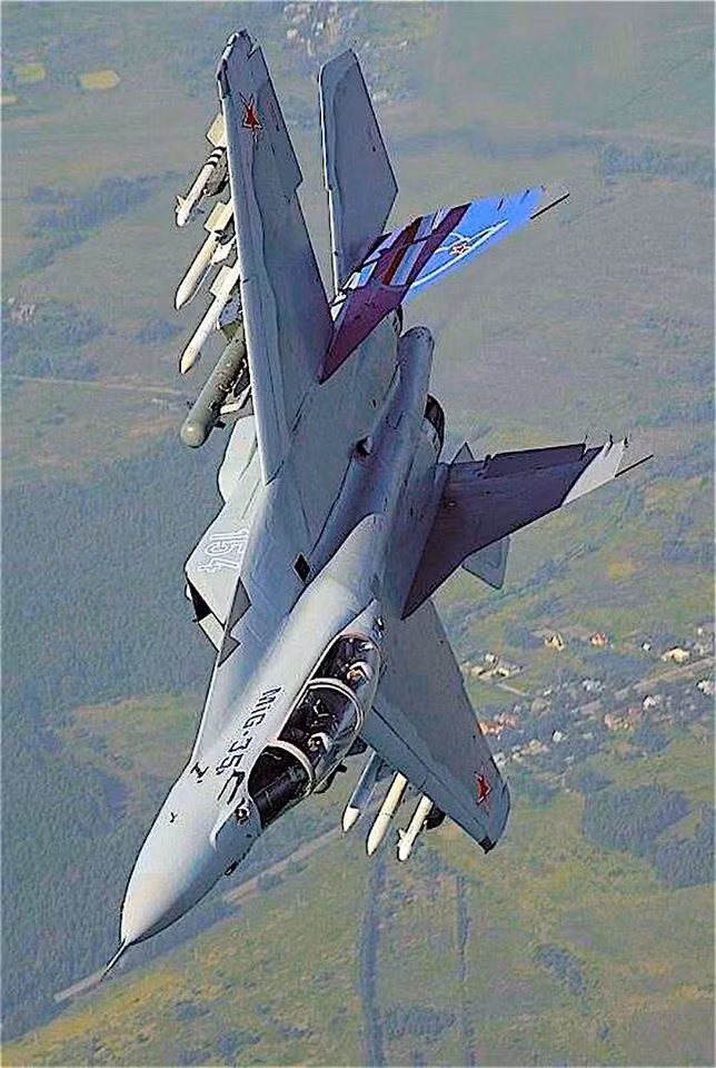 Trong số 8 chiếc tiêm kích đa năng MiG-35 hiện nay, cũng chỉ có 2 chiếc là phiên bản sản xuất hàng loạt, số còn lại là mẫu thử được ra đời trước đó khi thiết kế của MiG-35 còn đang hoàn thiện. Dự kiến mỗi phi cơ MiG-35 sẽ có giá vào khoảng 50 triệu USD. Nguồn ảnh: Pinterest.